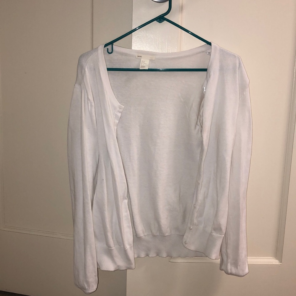 H&M white cardigan w/ white buttons